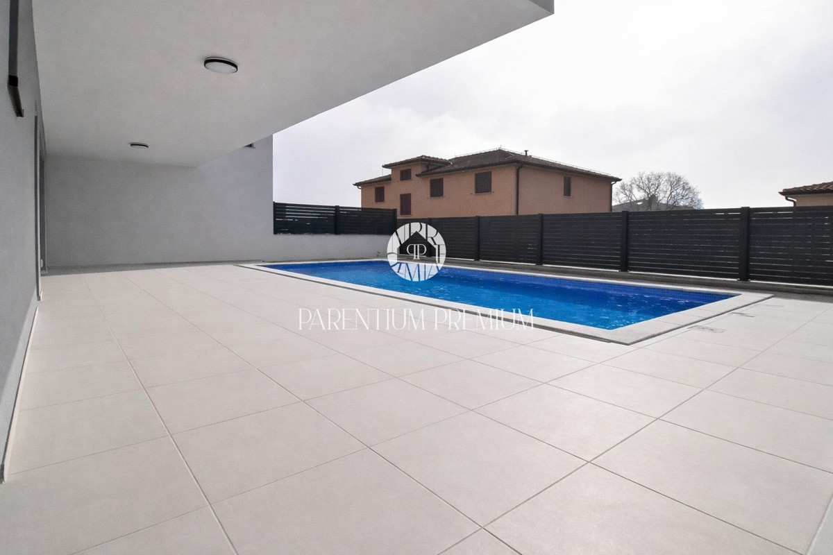 Lussuoso appartamento al piano terra con piscina, a 700 mt dal mare e dal porto turistico