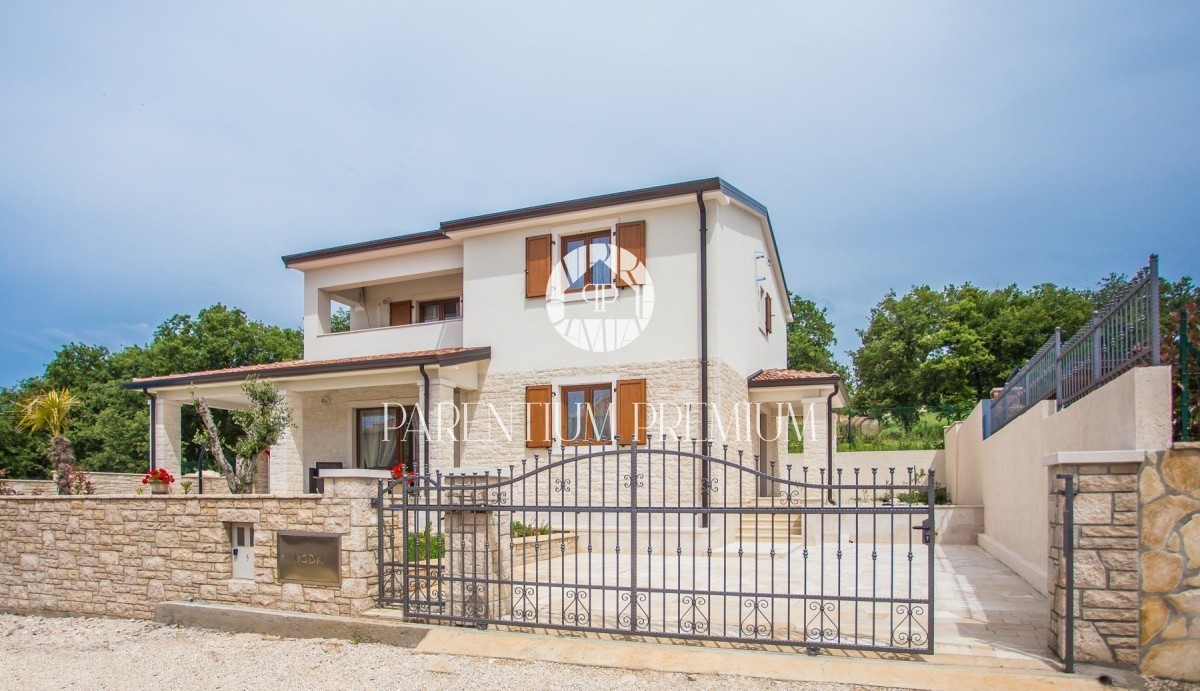 Casa in pietra con piscina vicino a Parenzo