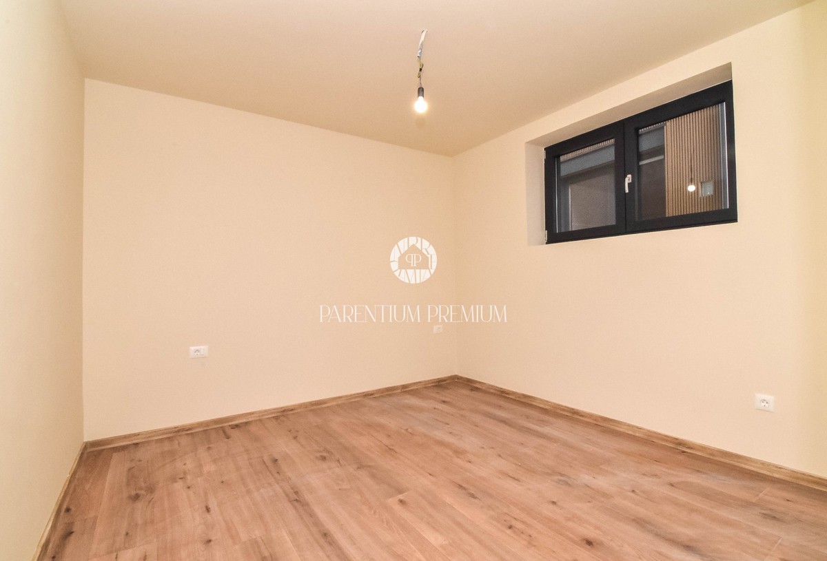 Bilocale al piano terra con piscina, ascensore e garage