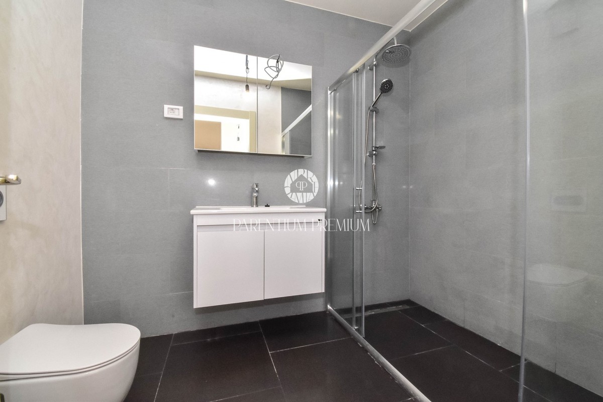 Bilocale al piano terra con piscina, ascensore e garage