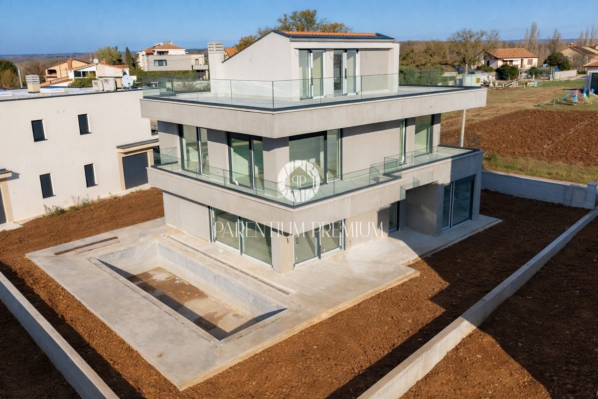 Villa moderna con quattro camere da letto, a soli 3 km dal centro di Parenzo