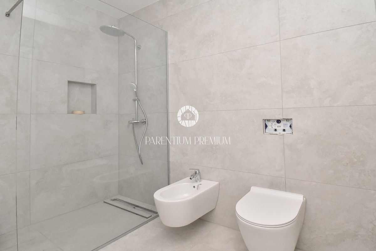 Villa moderna con quattro camere da letto, a soli 3 km dal centro di Parenzo