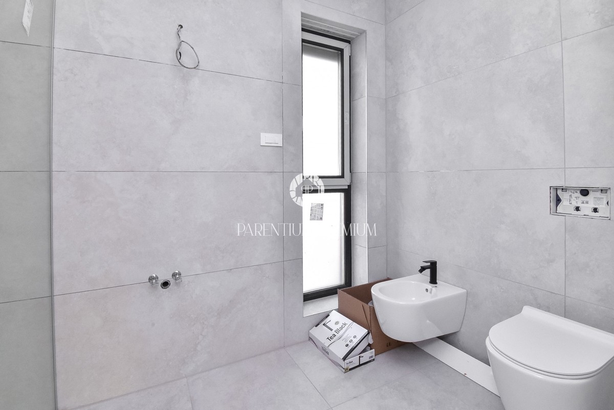 Villa moderna con quattro camere da letto, a soli 3 km dal centro di Parenzo