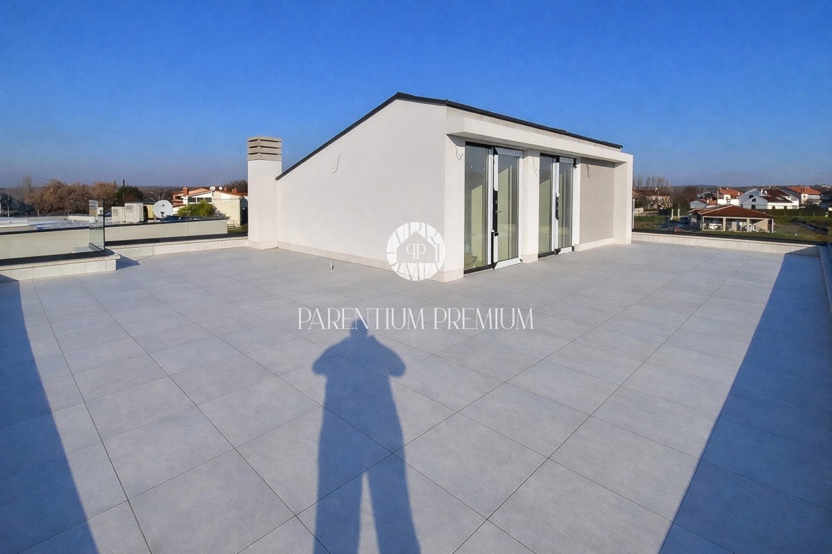 Villa moderna con quattro camere da letto, a soli 3 km dal centro di Parenzo