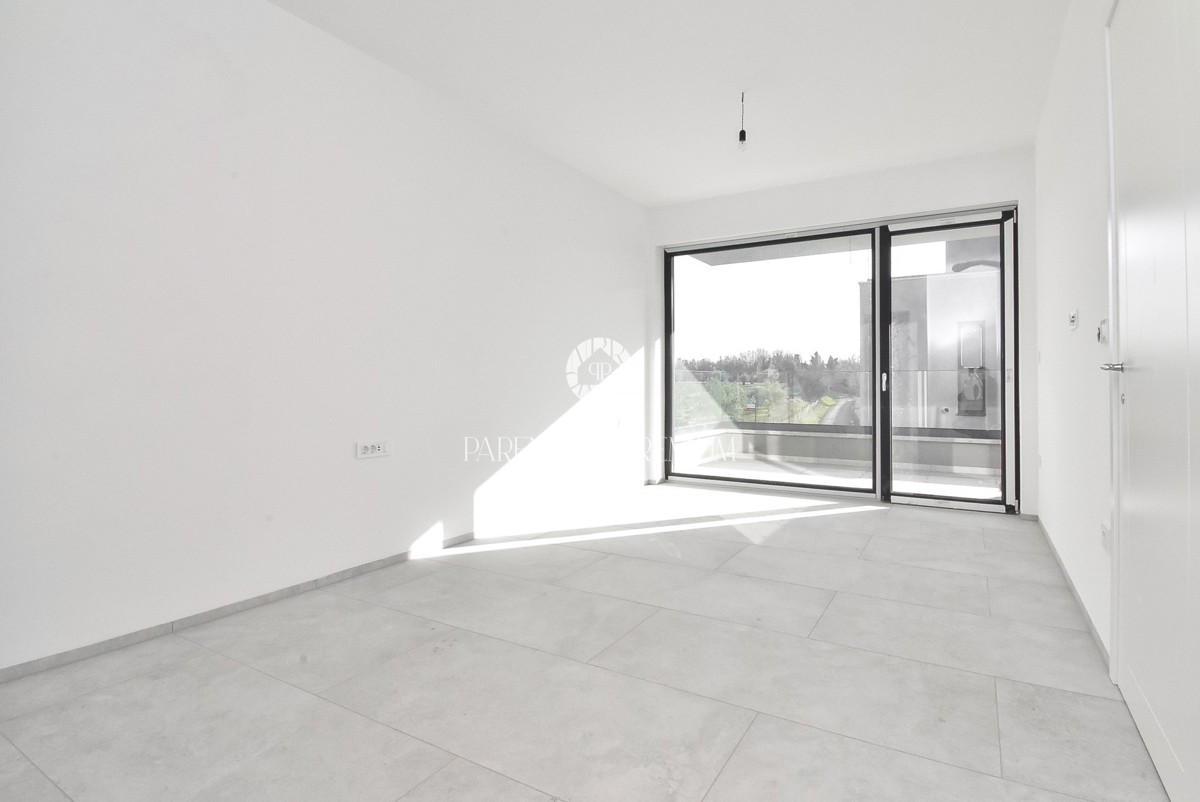 Villa moderna con quattro camere da letto, a soli 3 km dal centro di Parenzo