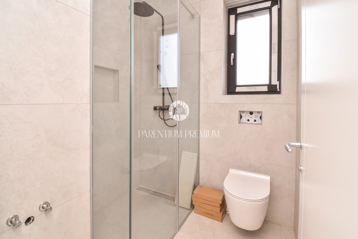 Villa moderna con quattro camere da letto, a soli 3 km dal centro di Parenzo