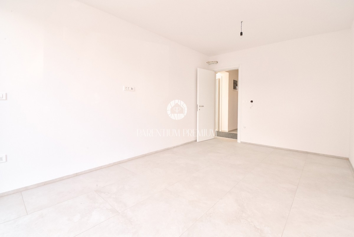 Villa moderna con quattro camere da letto, a soli 3 km dal centro di Parenzo