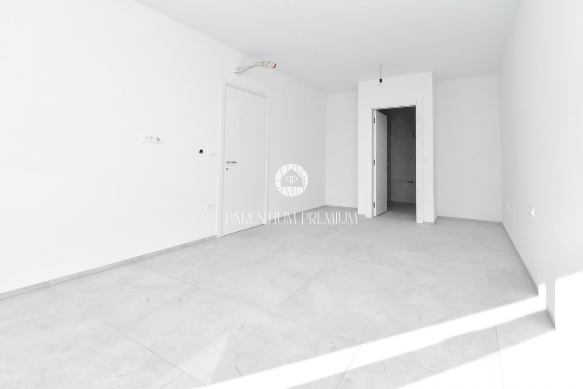 Villa moderna con quattro camere da letto, a soli 3 km dal centro di Parenzo