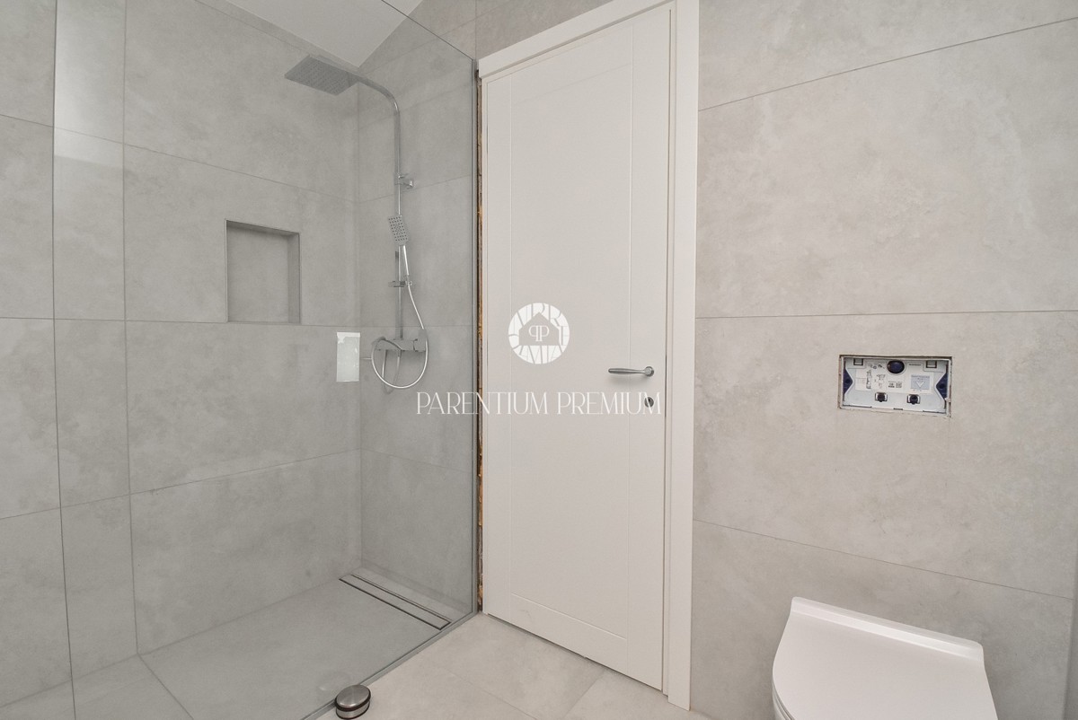 Villa moderna con quattro camere da letto, a soli 3 km dal centro di Parenzo