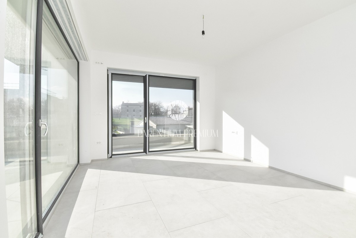 Villa moderna con quattro camere da letto, a soli 3 km dal centro di Parenzo