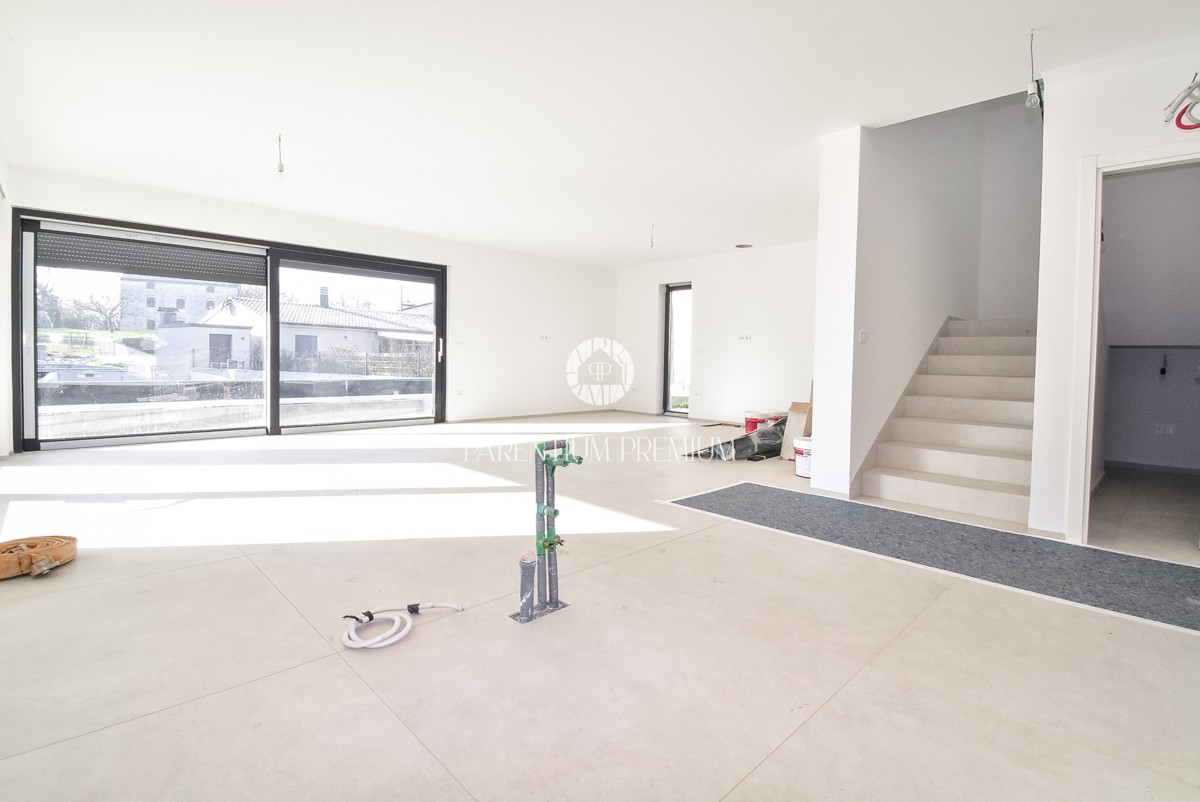 Villa moderna con quattro camere da letto, a soli 3 km dal centro di Parenzo