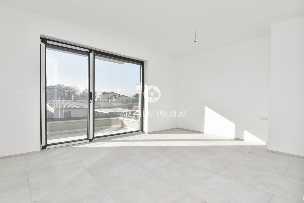 Villa moderna con quattro camere da letto, a soli 3 km dal centro di Parenzo