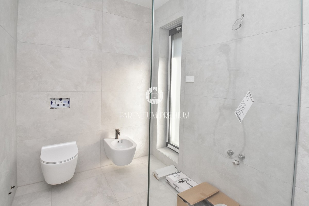 Villa moderna con quattro camere da letto, a soli 3 km dal centro di Parenzo