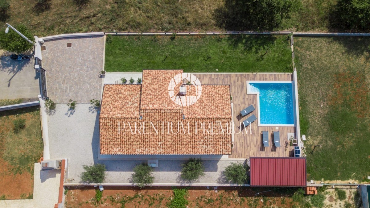 Una bella casa a un piano con un ampio cortile