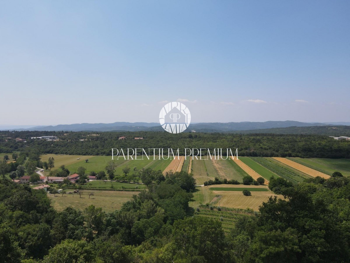 Terreno edificabile 1995m2 con una bellissima vista sull'Učka