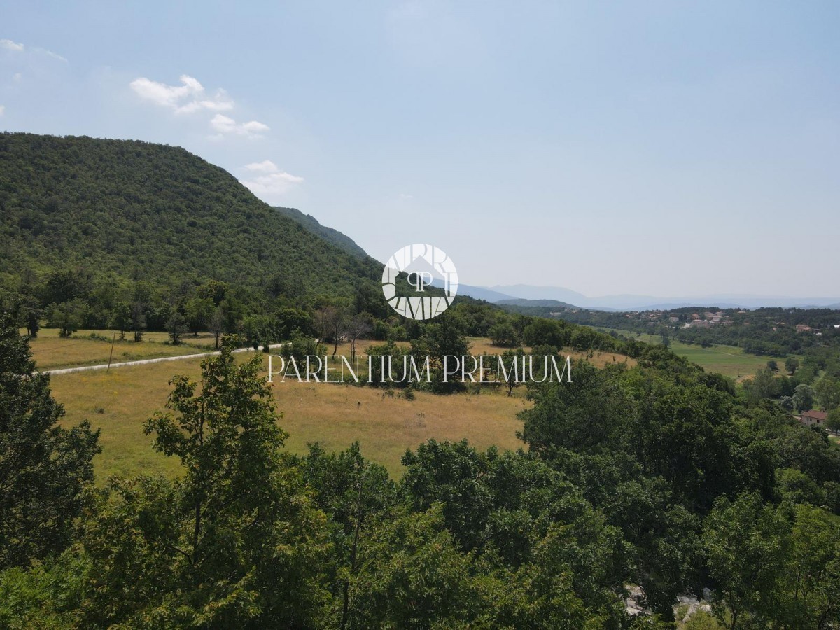 Terreno edificabile 1995m2 con una bellissima vista sull'Učka