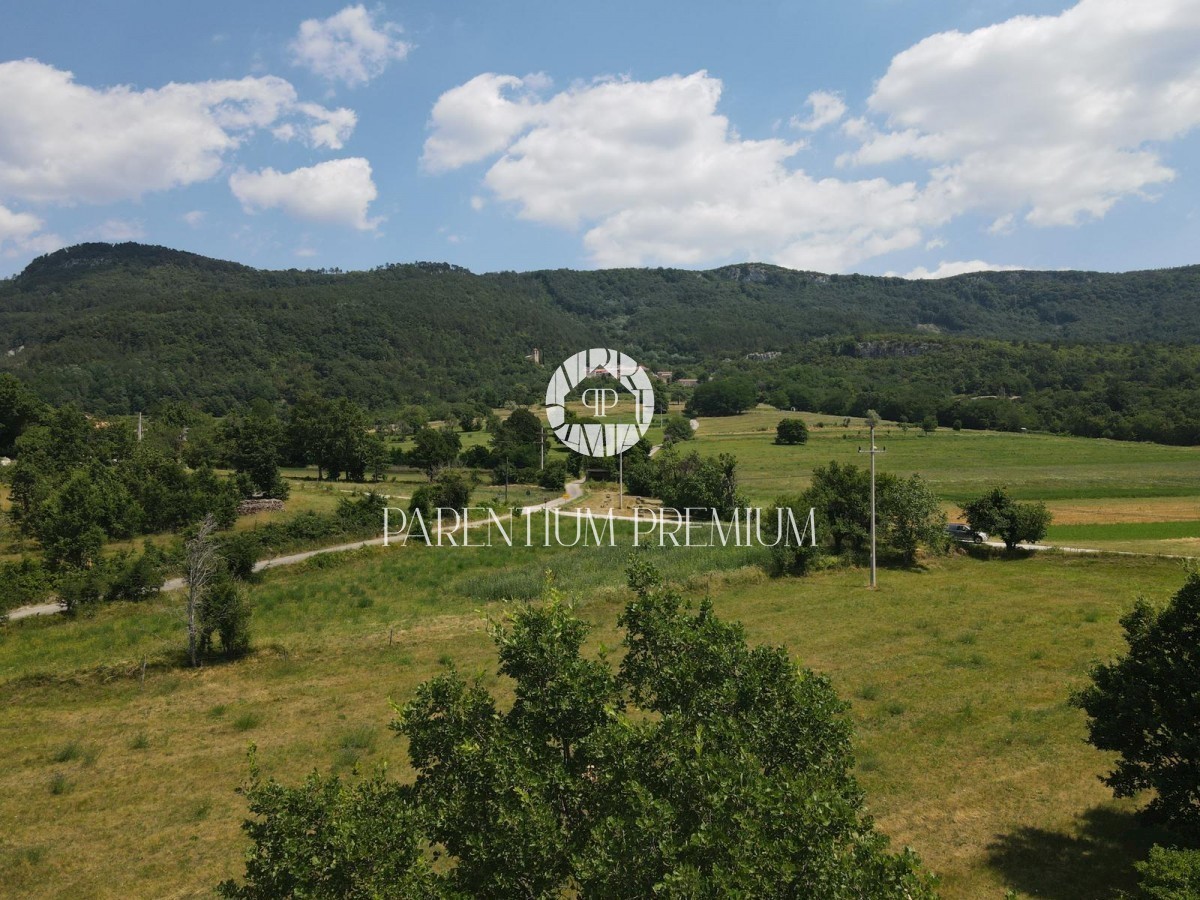 Terreno edificabile 1995m2 con una bellissima vista sull'Učka