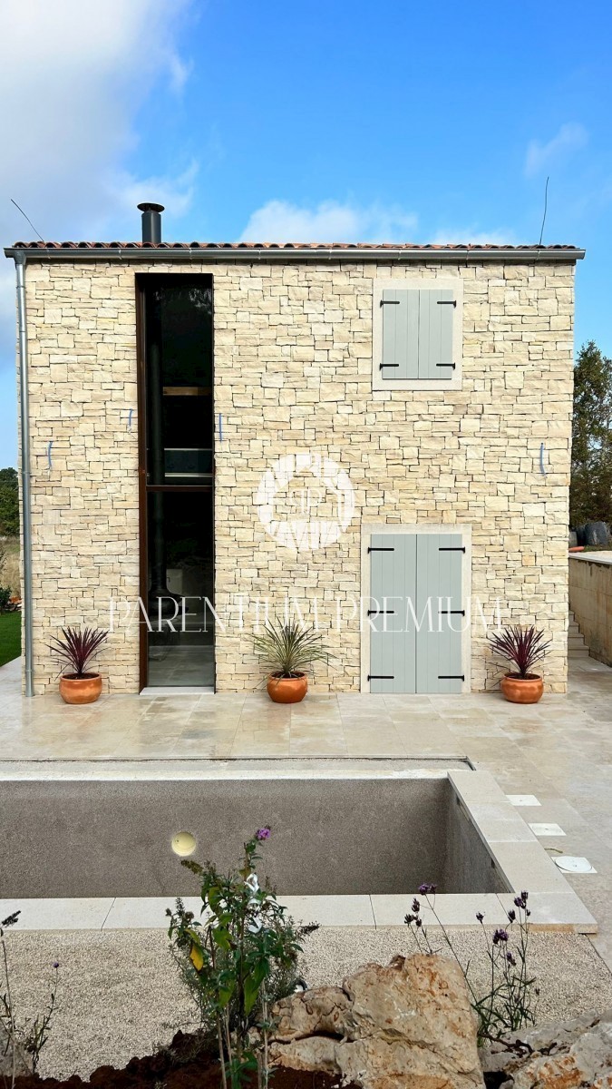 Insolita villa in pietra dotata di mobili di design in una location da favola