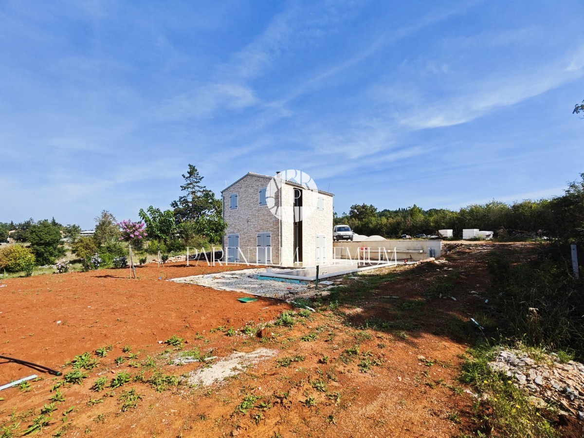 Insolita villa in pietra dotata di mobili di design in una location da favola
