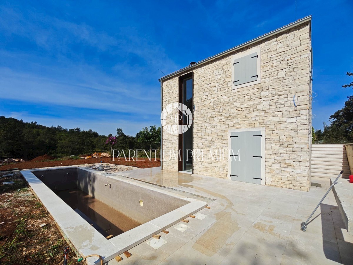Insolita villa in pietra dotata di mobili di design in una location da favola
