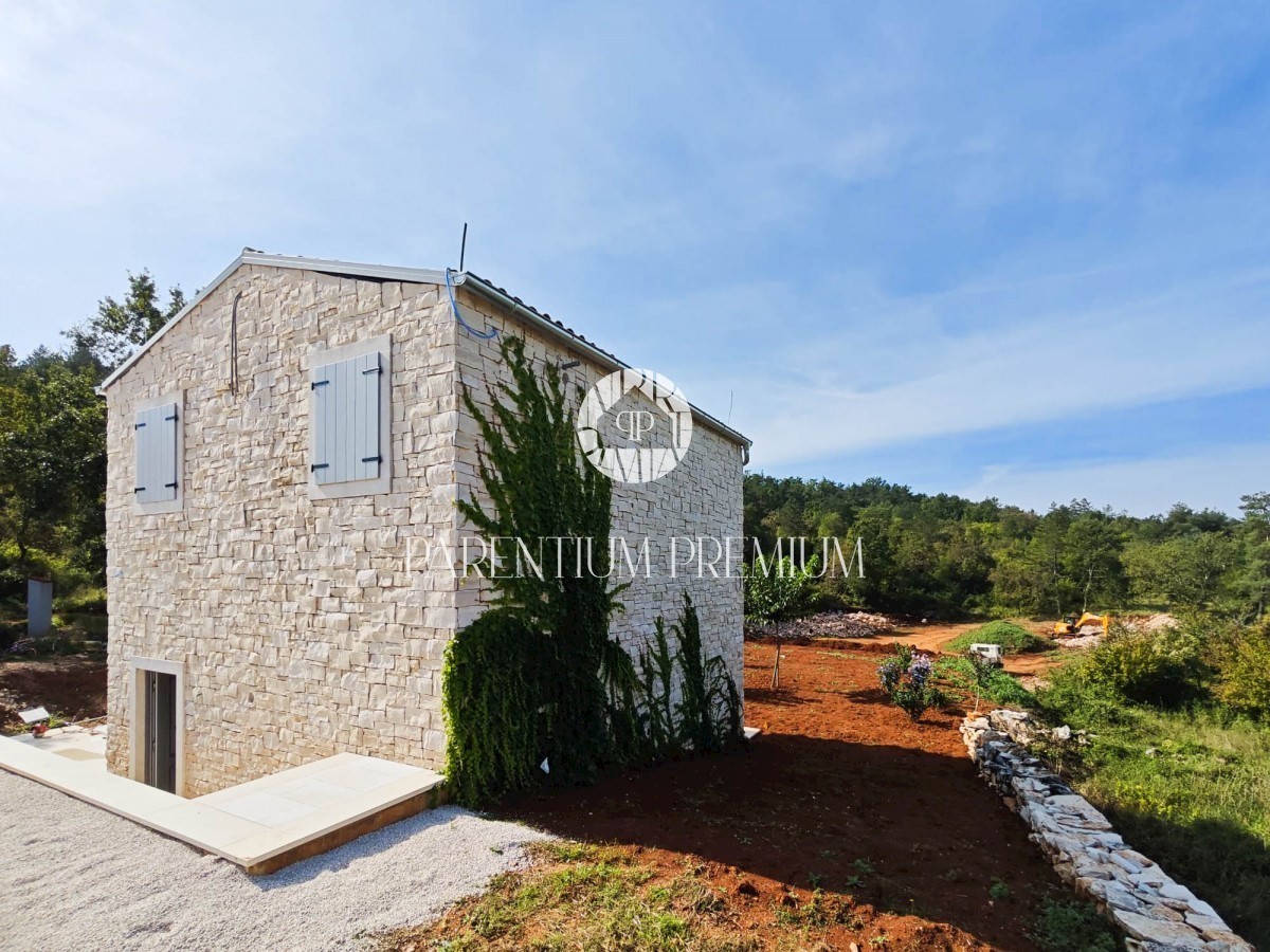 Insolita villa in pietra dotata di mobili di design in una location da favola