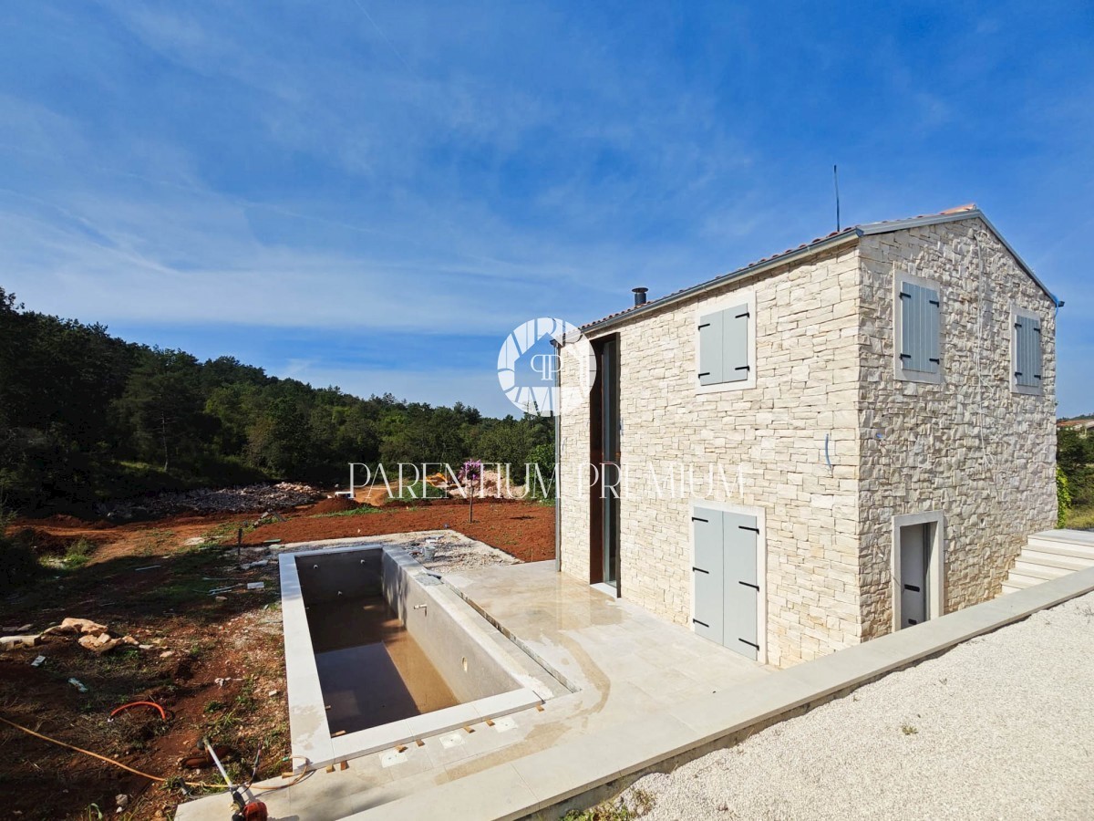 Insolita villa in pietra dotata di mobili di design in una location da favola