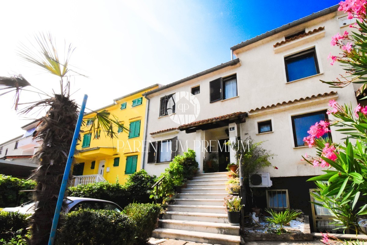 OPPORTUNITÀ!!! Una spaziosa casa familiare con molto potenziale, a 50 metri dal mare