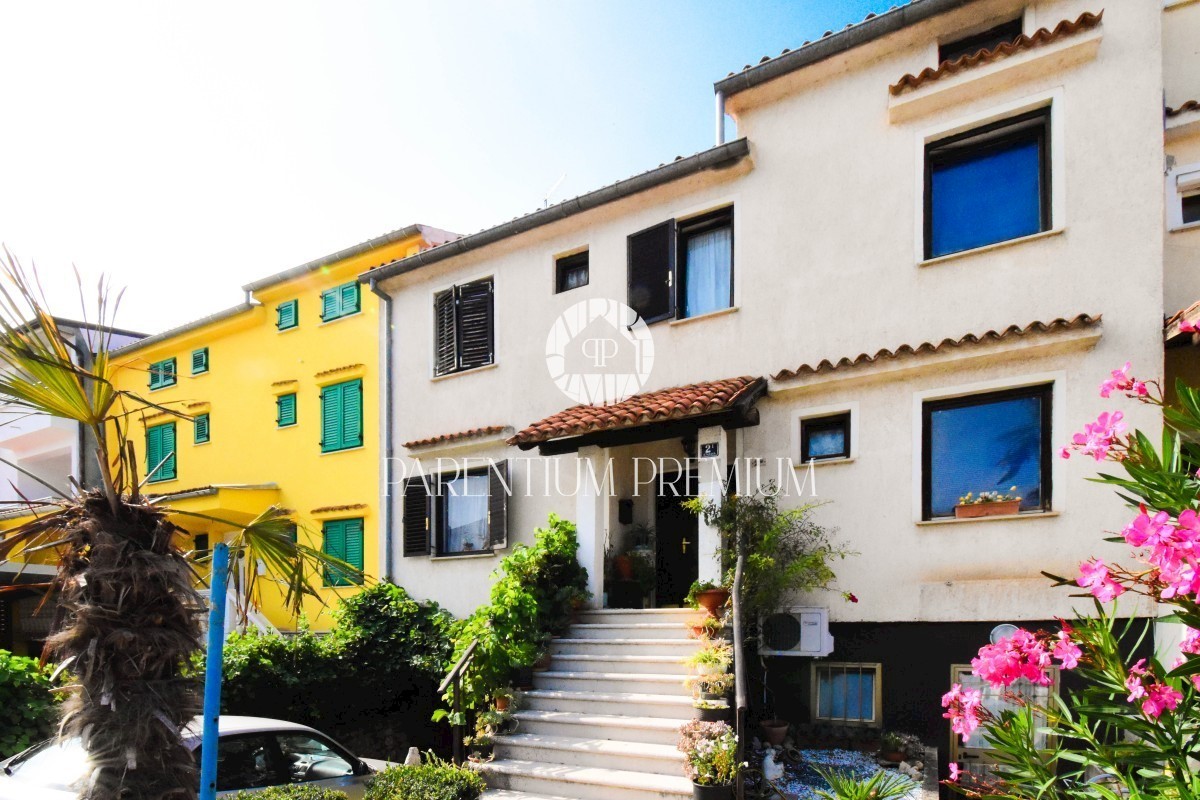 OPPORTUNITÀ!!! Una spaziosa casa familiare con molto potenziale, a 50 metri dal mare