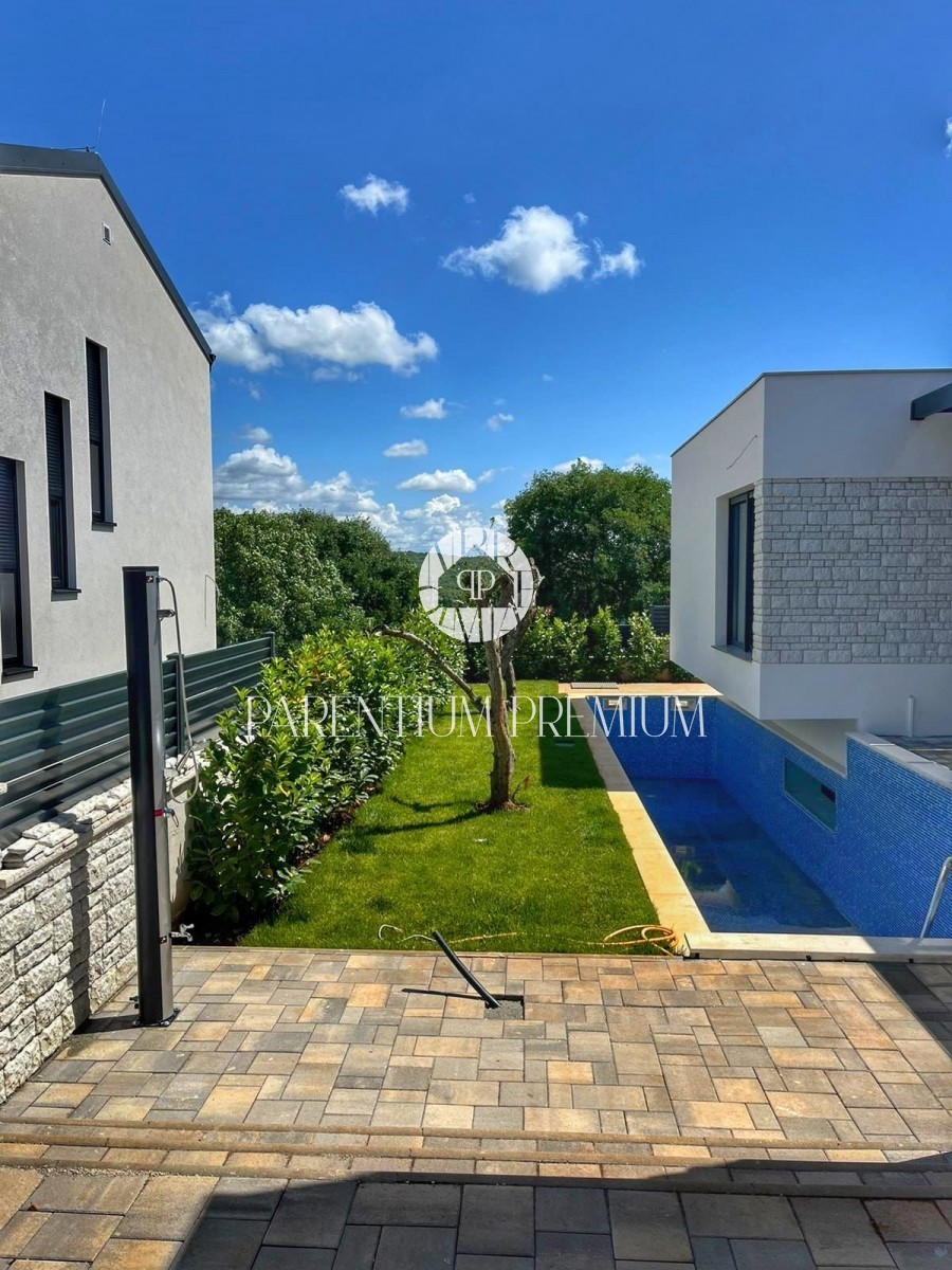 Una casa moderna con piscina in un posto tranquillo con tutti i comfort