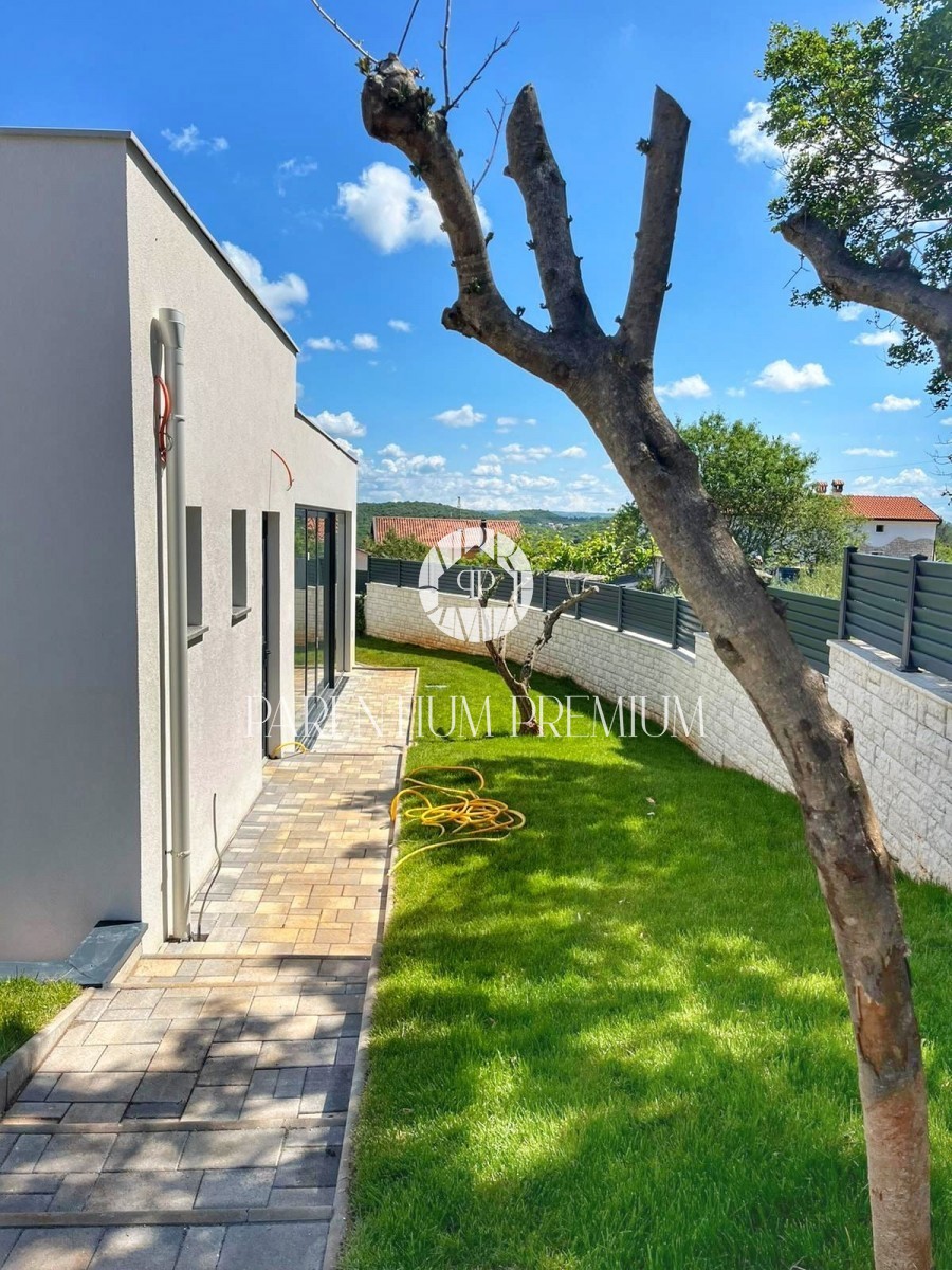 Una casa moderna con piscina in un posto tranquillo con tutti i comfort