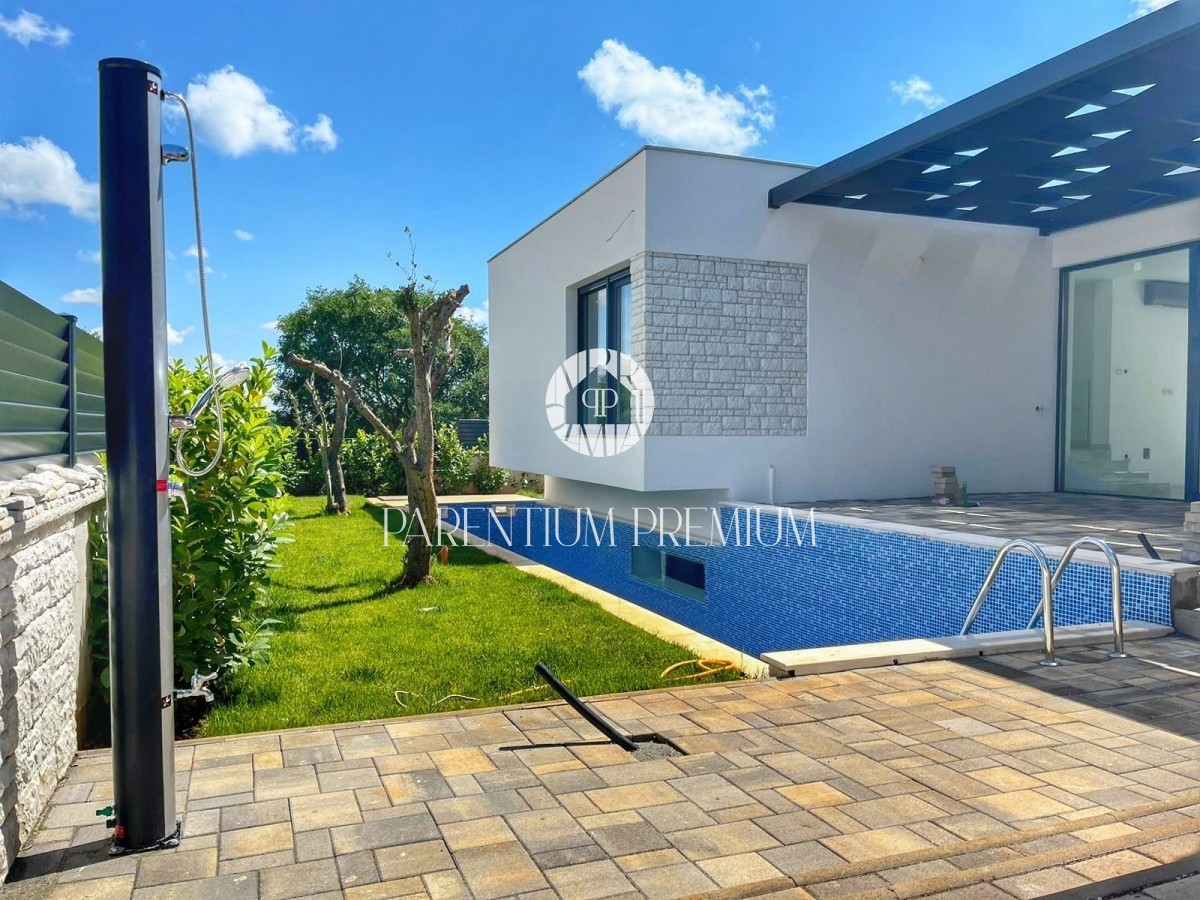 Una casa moderna con piscina in un posto tranquillo con tutti i comfort