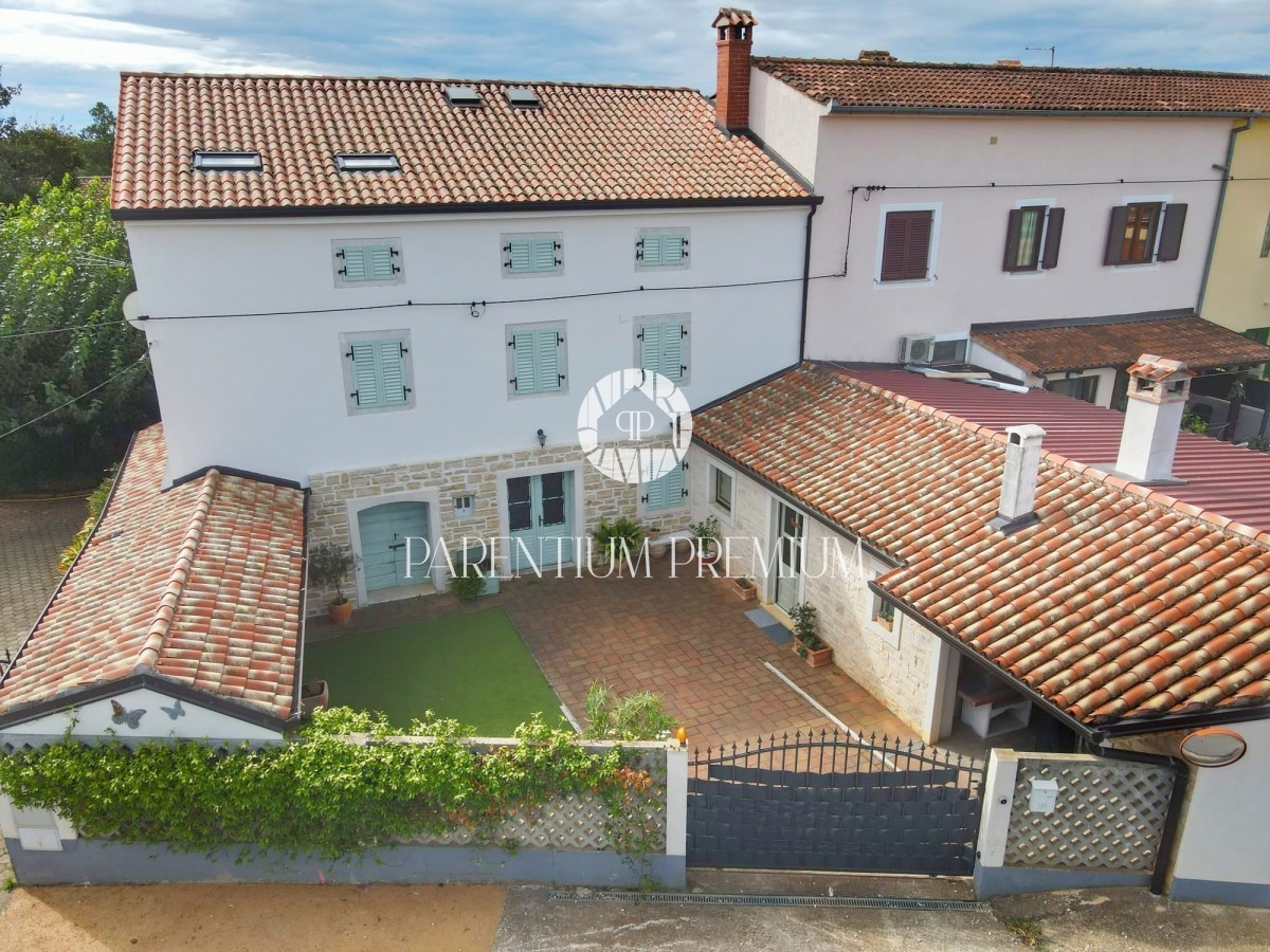 Una casa indigena in pietra, l'ultima della fila, con cortile