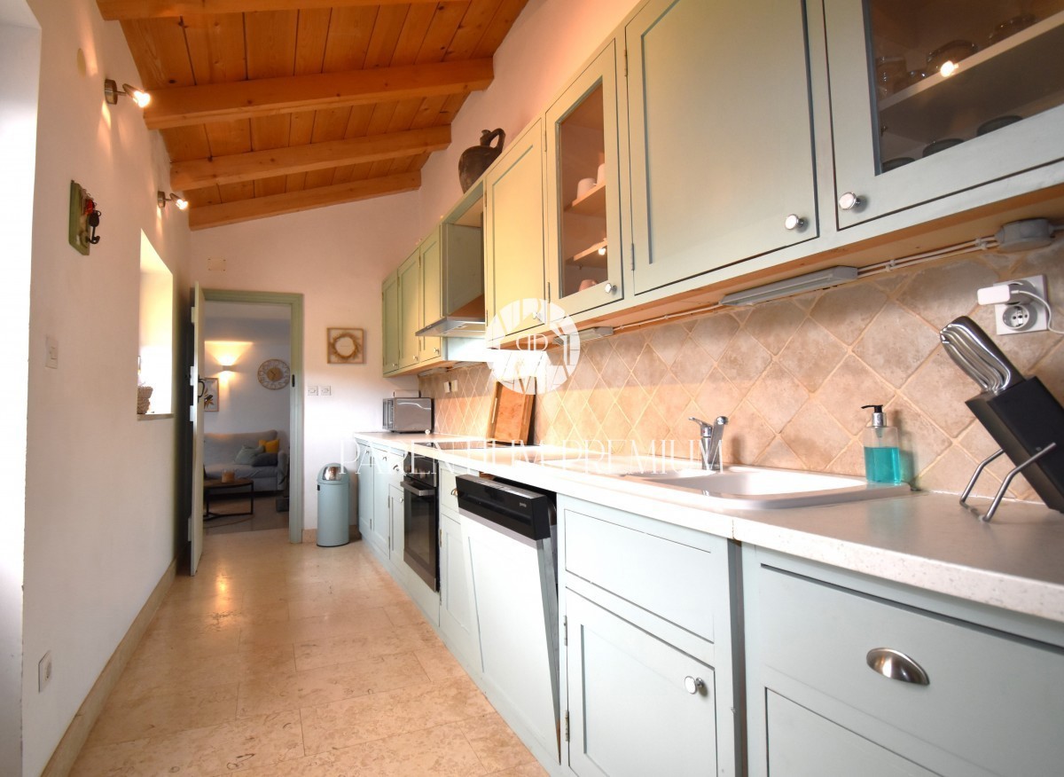 Una casa indigena in pietra, l'ultima della fila, con cortile