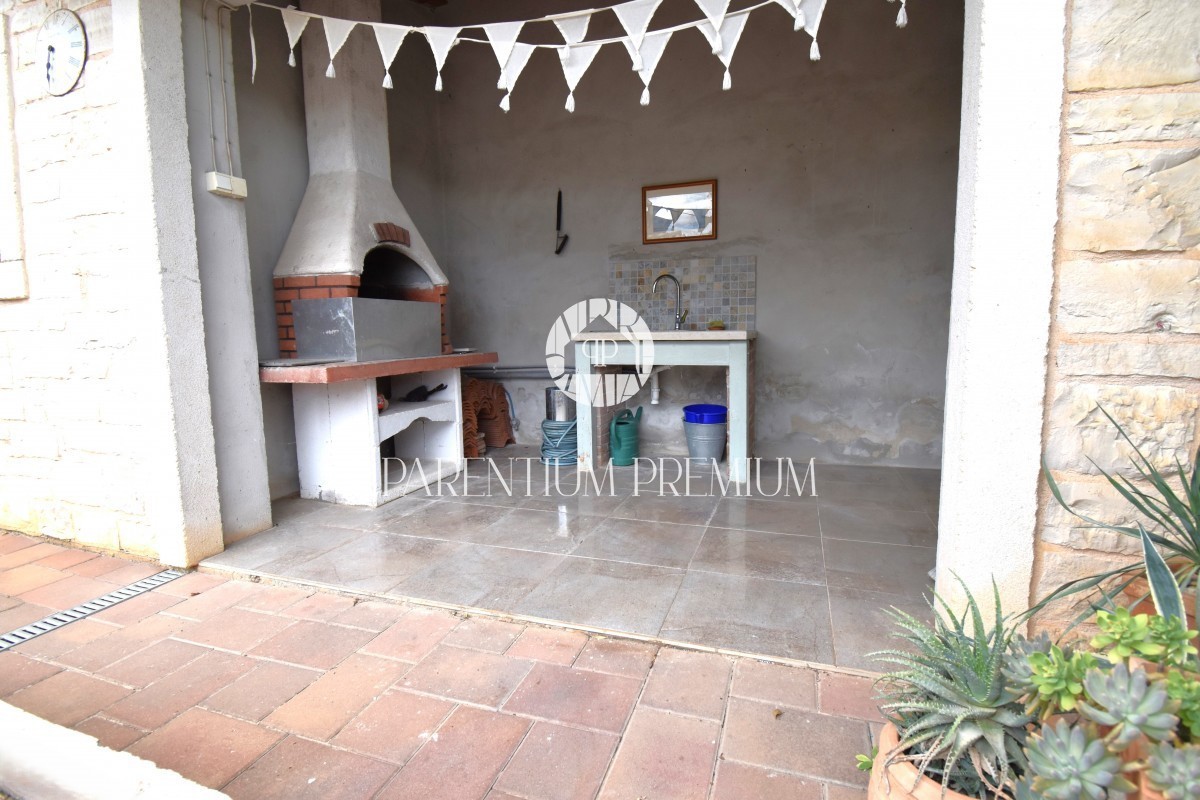 Una casa indigena in pietra, l'ultima della fila, con cortile