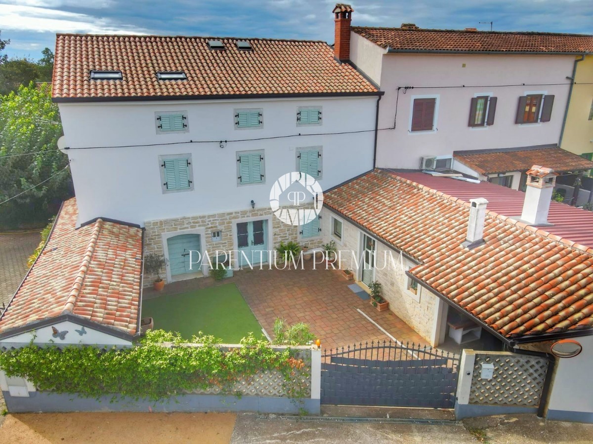 Una casa indigena in pietra, l'ultima della fila, con cortile