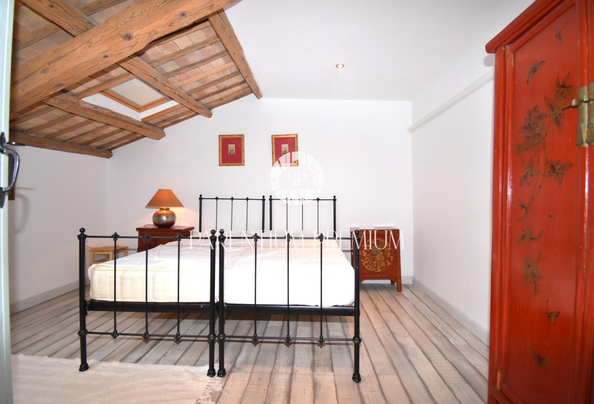 Una casa indigena in pietra, l'ultima della fila, con cortile