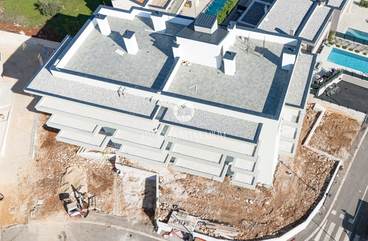 Attico con tre camere da letto e vista mare in un edificio con ascensore – a 1 km dal mare