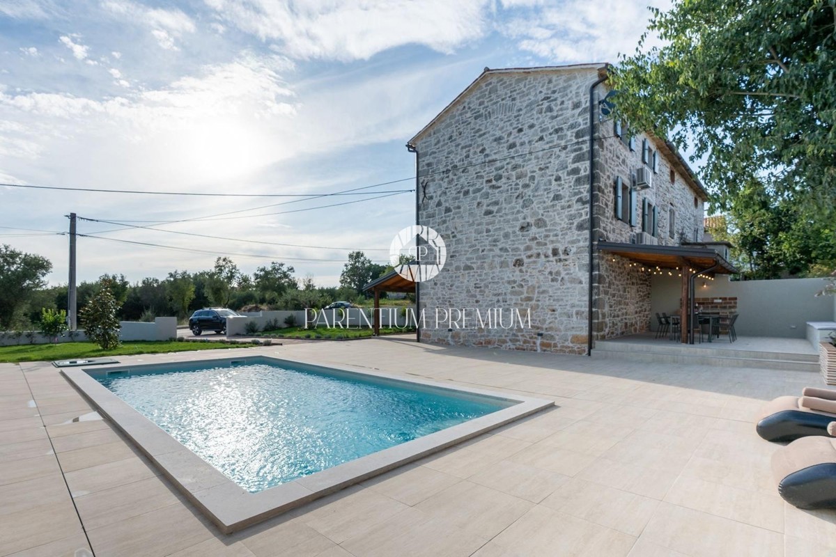 Elegante dimora istriana ristrutturata con piscina e ampio giardino