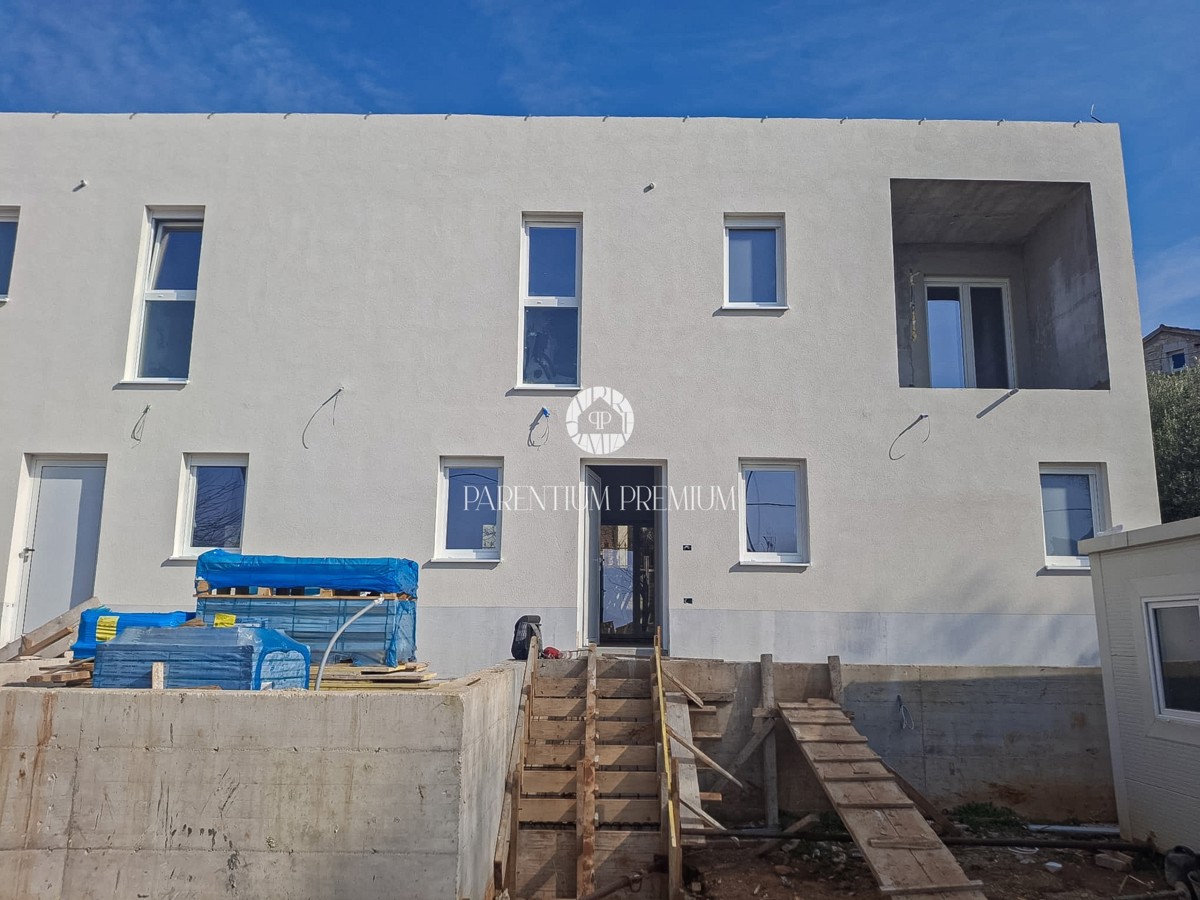 Casa a schiera in posizione eccellente con cortile e vista mare