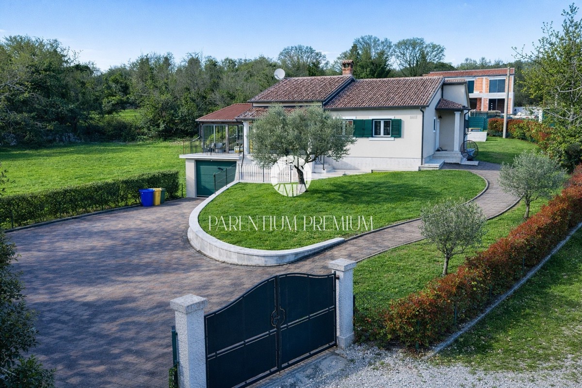 Casa esclusiva – un’oasi di pace con piscina e garage