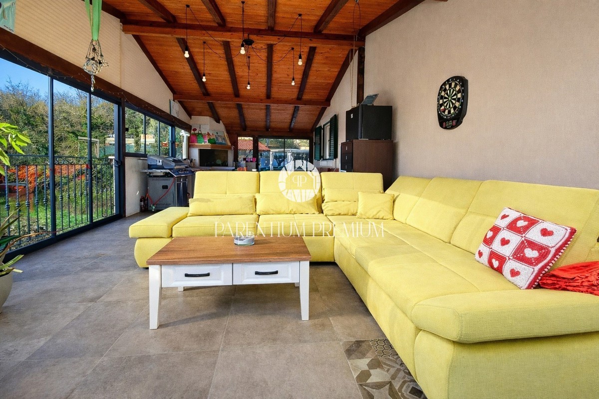 Casa esclusiva – un’oasi di pace con piscina e garage