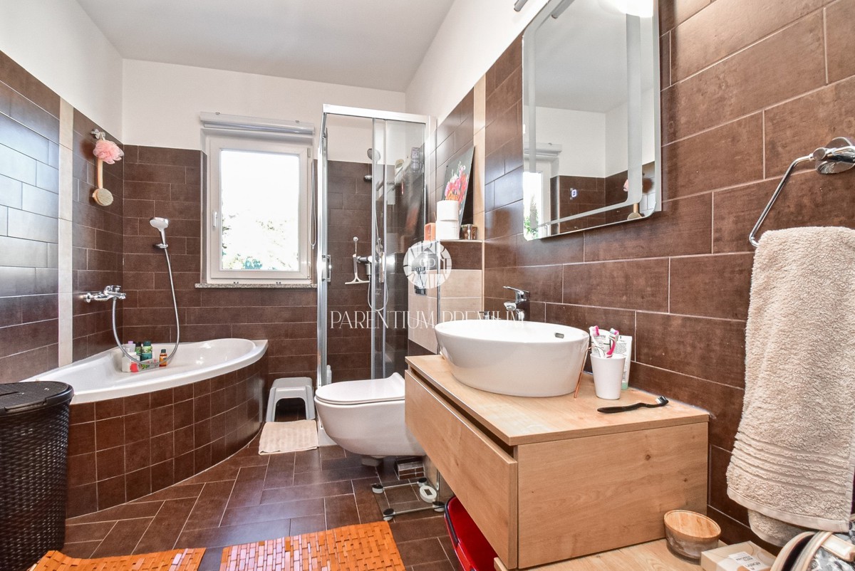 Casa esclusiva – un’oasi di pace con piscina e garage