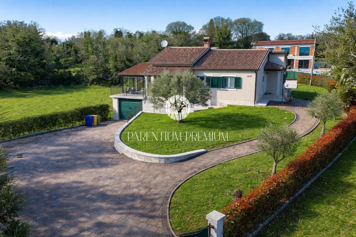 Casa esclusiva – un’oasi di pace con piscina e garage