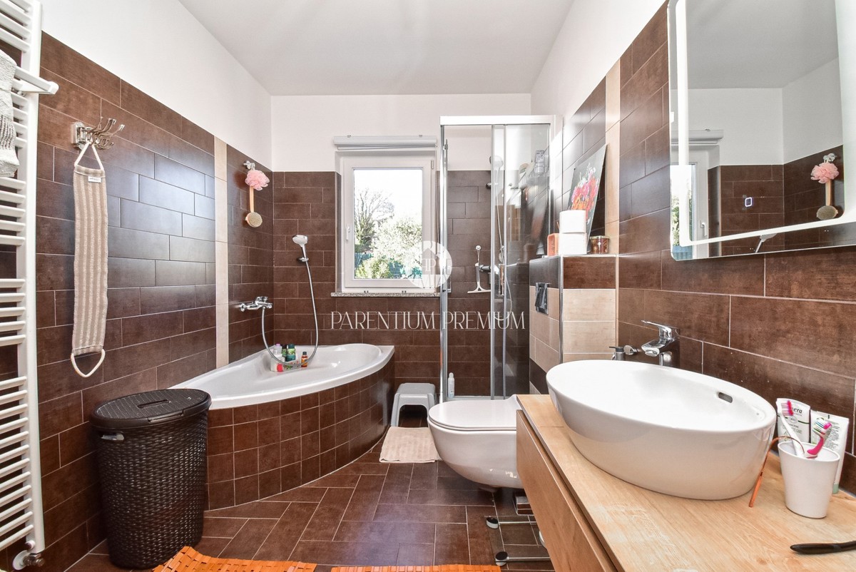 Casa esclusiva – un’oasi di pace con piscina e garage