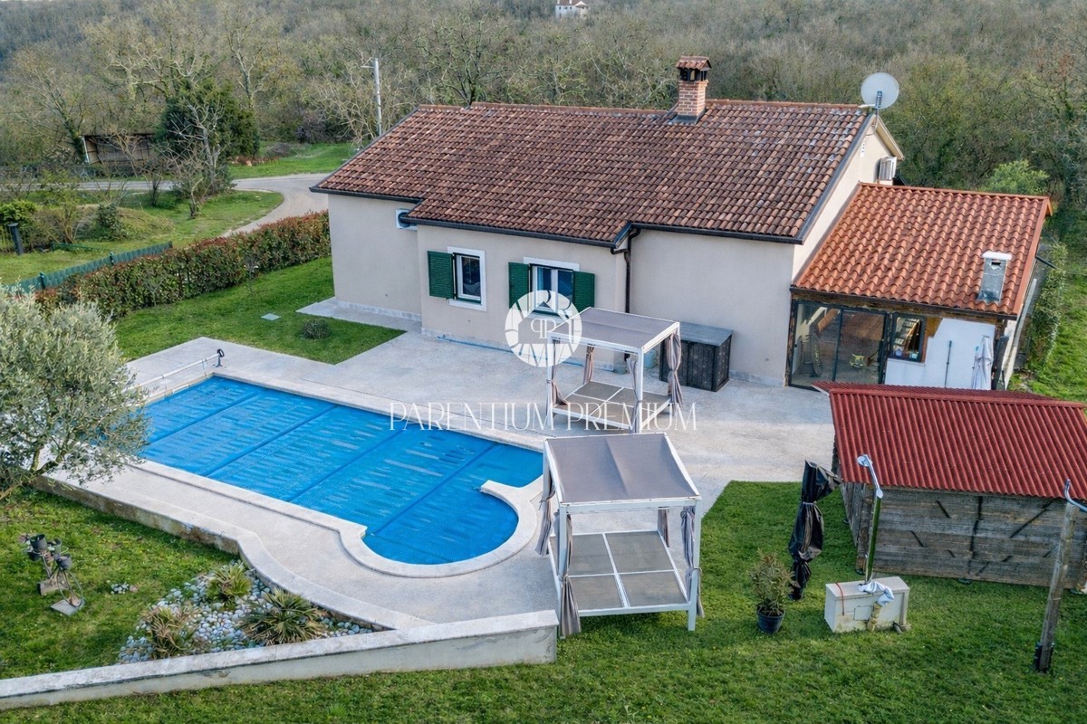 Casa esclusiva – un’oasi di pace con piscina e garage