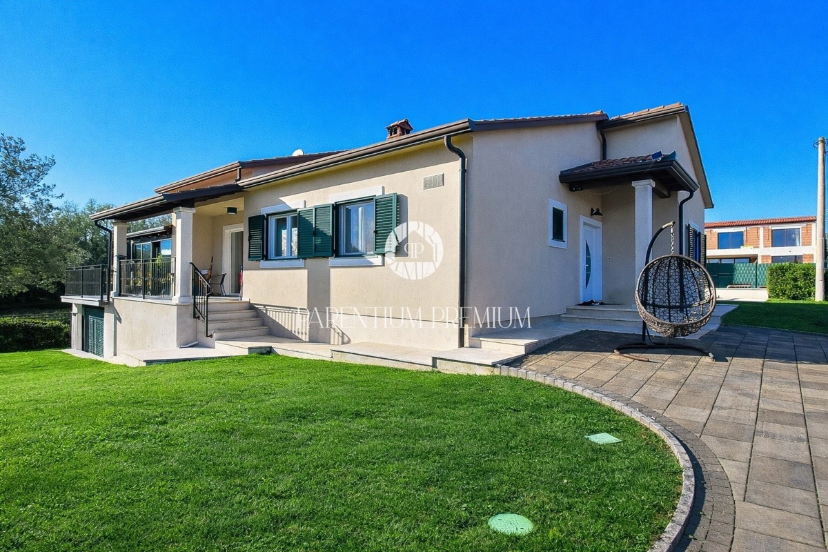 Casa esclusiva – un’oasi di pace con piscina e garage