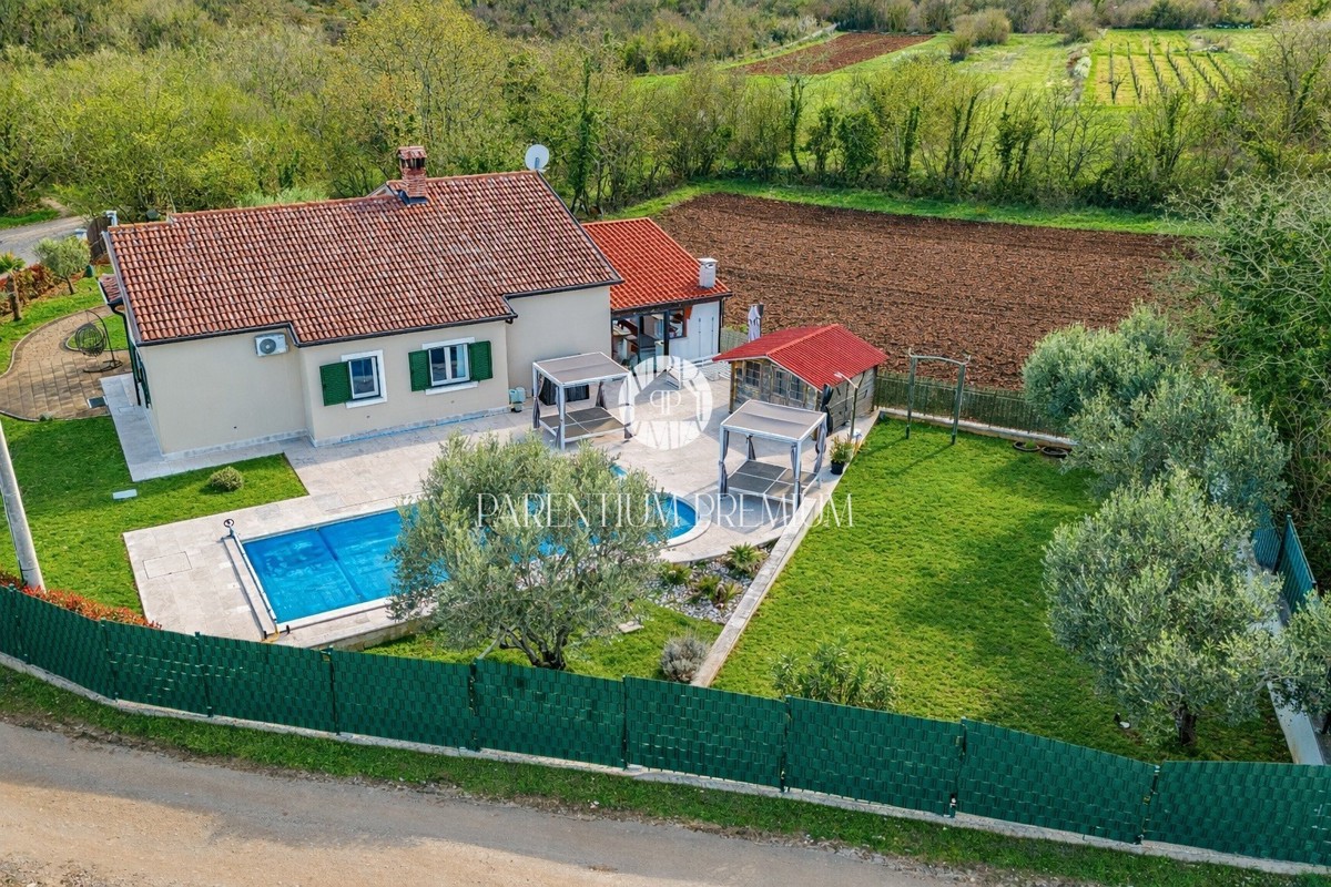 Casa esclusiva – un’oasi di pace con piscina e garage