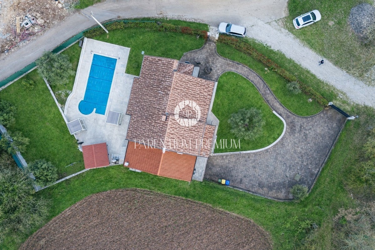 Casa esclusiva – un’oasi di pace con piscina e garage
