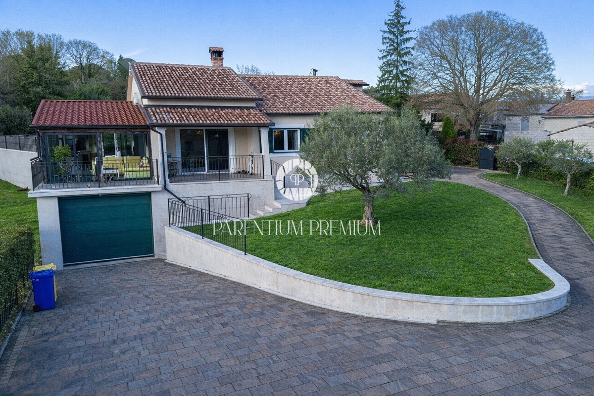 Casa esclusiva – un’oasi di pace con piscina e garage