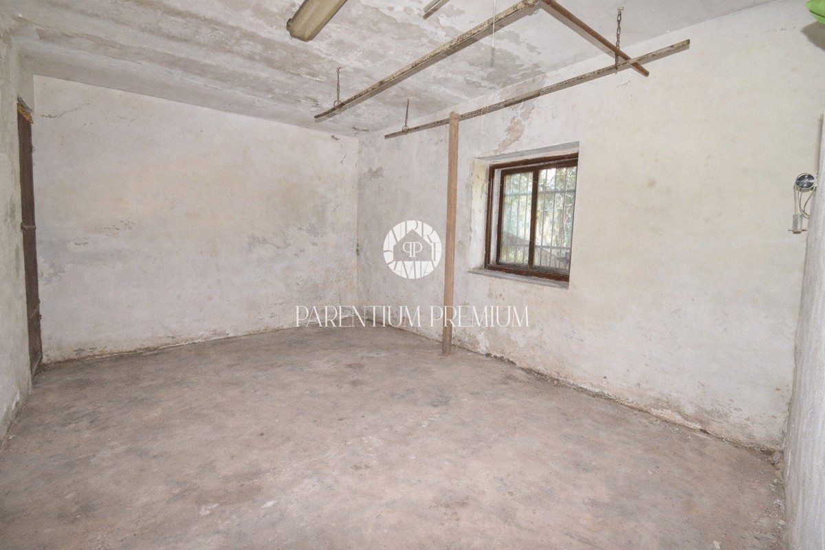 Opportunità di investimento: casa con terreno edificabile per la costruzione di 7 appartamenti, a soli 700 m dal mare